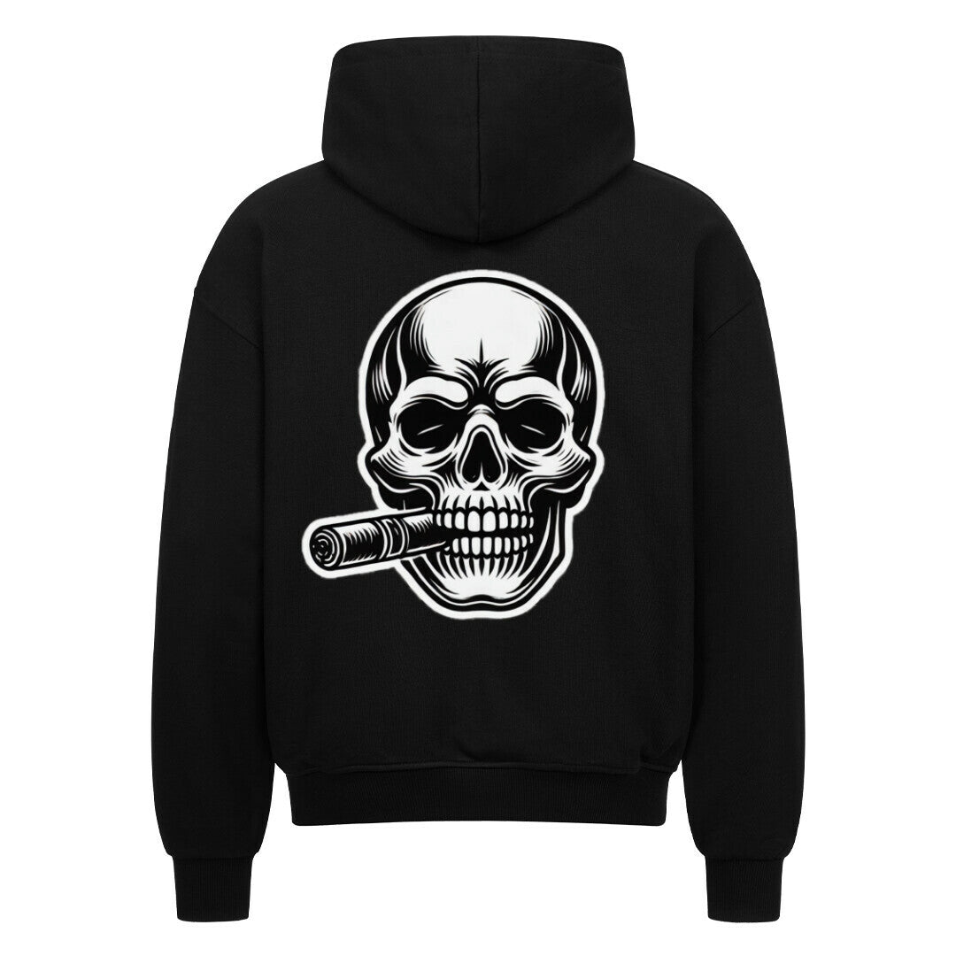 Der Oversized Zipper Hoodie "Totenkopf" von MarketPrint ist ein schwarzes Sweatshirt aus 100% Baumwolle mit übergroßer Passform und einer auffälligen weißen Totenkopf-Grafik auf dem Rücken für auffälligen Stil und Komfort.