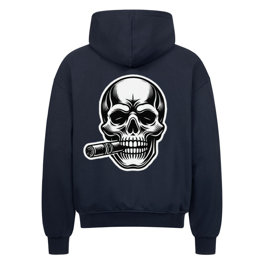 Der Oversized Zipper Hoodie "Totenkopf" von MarketPrint ist ein schwarzer Kapuzenpullover aus 100% Baumwolle mit einem großen weißen und grauen Totenkopf, der eine Zigarre raucht, auf dem Rücken.
