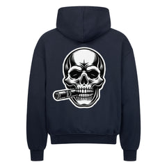 Der Oversized Zipper Hoodie "Totenkopf" von MarketPrint ist ein schwarzer Kapuzenpullover aus 100% Baumwolle mit einem großen weißen und grauen Totenkopf, der eine Zigarre raucht, auf dem Rücken.