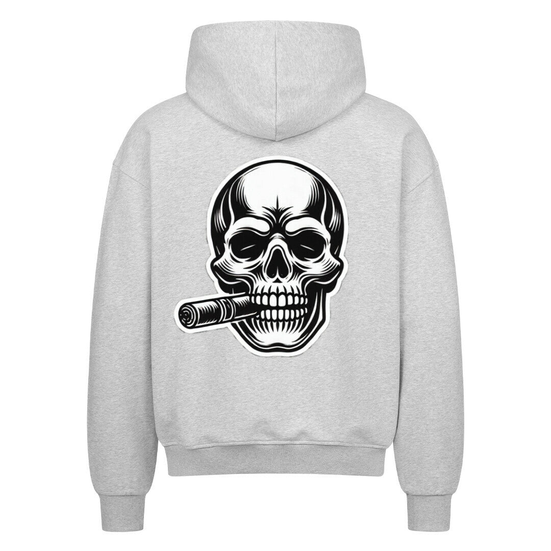 Der Oversized Zipper Hoodie "Totenkopf" von MarketPrint ist ein hellgrauer Kapuzenpullover aus 100% Baumwolle mit einem auffälligen schwarz-weißen Totenkopf mit Zigarrengrafik auf dem Rücken und einer übergroßen Passform.