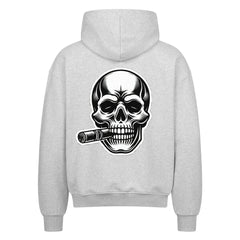 Der Oversized Zipper Hoodie "Totenkopf" von MarketPrint ist ein hellgrauer Kapuzenpullover aus 100% Baumwolle mit einem auffälligen schwarz-weißen Totenkopf mit Zigarrengrafik auf dem Rücken und einer übergroßen Passform.