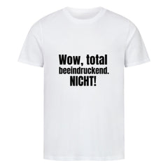 Das Premium Shirt "wow, total beeindruckend. Nicht!" von MarketPrint ist ein weißes Unisex-T-Shirt aus weicher Bio-Baumwolle in Single-Jersey-Qualität, das mit dem fetten schwarzen Statement auf der Vorderseite für Komfort und Witz sorgt.