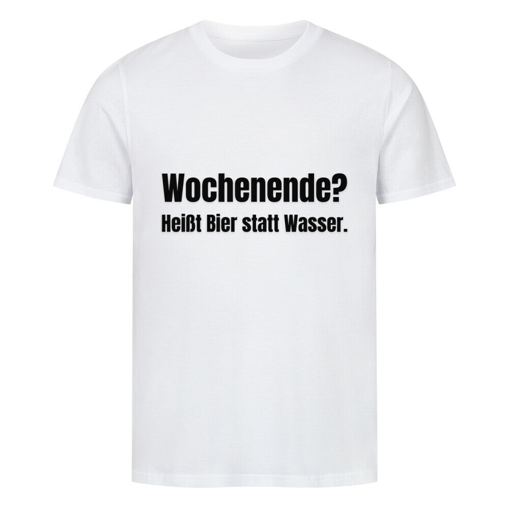 Das MarketPrint Premium Shirt "Wochenende? Heißt bier statt Wasser" ist ein unisex weißes Singlejersey T-Shirt aus weicher Bio-Baumwolle mit schwarzem Text auf weißem Hintergrund.