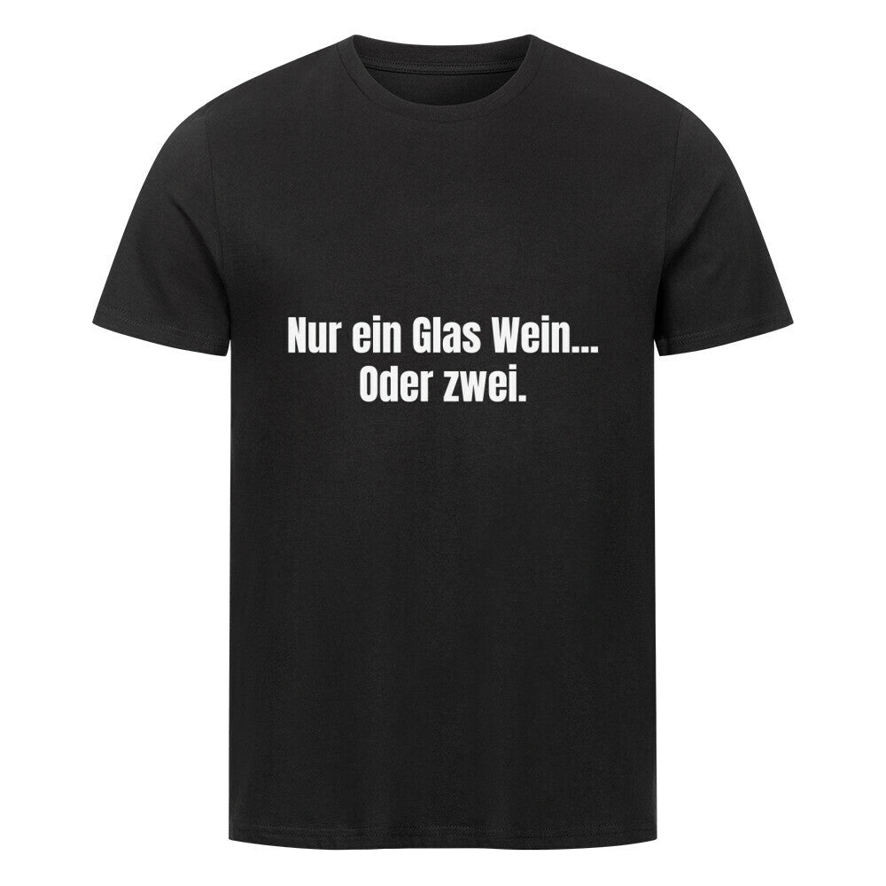 Das Premium Shirt "Nur ein Glas Wein" von MarketPrint ist ein schwarzes Unisex-Singlejersey-T-Shirt aus Bio-Baumwolle mit weißem Text. Der Text ist auf einem schlichten weißen Hintergrund abgebildet.