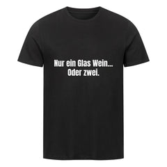 Das Premium Shirt "Nur ein Glas Wein" von MarketPrint ist ein schwarzes Unisex-Singlejersey-T-Shirt aus Bio-Baumwolle mit weißem Text. Der Text ist auf einem schlichten weißen Hintergrund abgebildet.