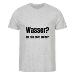 Das MarketPrint Premium Shirt "Wasser?" ist ein Unisex-Single-Jersey-T-Shirt in schlichter hellgrauer Bio-Baumwolle mit schwarzem Text auf der Vorderseite: "Wasser? Ist das noch Trend?.