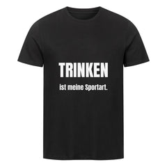 Das Premium-Shirt "Trinken" von MarketPrint ist ein schwarzes Unisex-T-Shirt aus hochwertiger Bio-Baumwolle mit dem fetten Schriftzug "TRINKEN ist meine Sportart." in weiß auf der Vorderseite.
