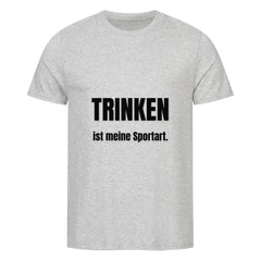 Das Premium Shirt "Trinken" von MarketPrint ist ein hellgraues Unisex-T-Shirt aus weicher Bio-Baumwolle mit schwarzem Text: TRINKEN ist meine Sportart. Der Text ist auf einem schlichten weißen Hintergrund abgebildet.