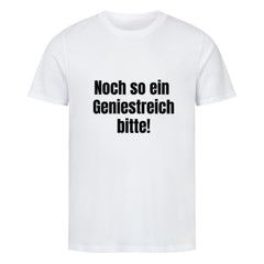 Das Premium Shirt "Geniestreich" von MarketPrint ist ein unisex weißes T-Shirt aus weicher Bio-Baumwolle mit dem Aufdruck "Noch so ein Geniestreich bitte!" in kräftigen schwarzen Buchstaben vorne.
