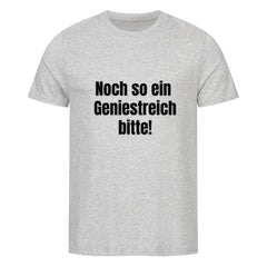 Das Premium Shirt "Geniestreich" von MarketPrint ist ein schlichtes hellgraues Unisex-T-Shirt mit dem Schriftzug "Noch so ein Geniestreich bitte!" in fetten schwarzen Buchstaben auf der Vorderseite.