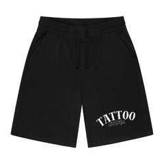 MarketPrint Shorts "Tattoo-Lifestyle": Schwarze Männer-Shorts mit Seitentaschen und "TATTOO LIFESTYLE"-Print in Weiß auf dem linken unteren Bein, flach auf weißem Grund - ideal für das sommerliche Workout oder die Freizeitkleidung.