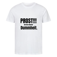 Das Premium Shirt "PROST!!!" von MarketPrint zeigt den fetten schwarzen Text "PROST!!! Auf die nächste Dummheit" mittig auf der Brust. Das weiße Unisex-T-Shirt aus weichem Single-Jersey und Bio-Baumwolle kombiniert Komfort mit einer markanten Botschaft.