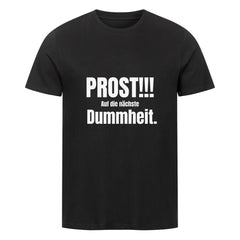 Das MarketPrint Premium Shirt "PROST!!!" ist ein schwarzes Unisex-T-Shirt mit PROST!!! Auf die nächste Dummheit. fett gedruckt in weiß auf der Vorderseite.
