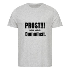 Das MarketPrint Premium Shirt "PROST!!!" ist ein hellgraues Unisex-T-Shirt mit fetter schwarzer Schrift: PROST!!! Auf die nächste Dummheit. Hergestellt aus weicher Bio-Single-Jersey-Baumwolle, flach dargestellt ohne Hintergrund oder Modell.