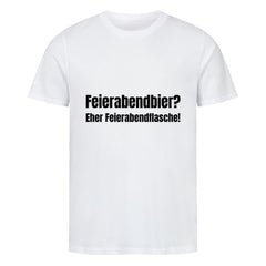 Das Premium Shirt "Feierabendbier?" von MarketPrint ist ein weißes Unisex-T-Shirt aus Bio-Baumwolle mit fett-schwarzem deutschen Text "Feierabendflasche!", gefertigt aus Singlejersey.