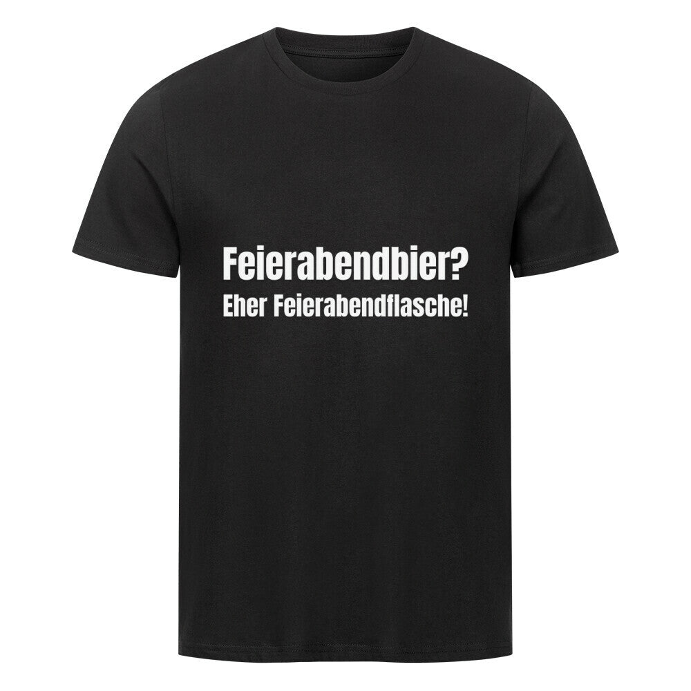 Das schwarze Premium Shirt "Feierabendbier?" von MarketPrint aus Bio-Baumwolle im Unisex-Schnitt mit weißem, zentral aufgedrucktem Text: "Feierabendbier? Eher Feierabendflasche!" - Ideal für entspannte Abende.
