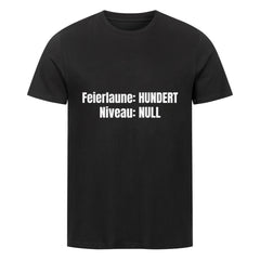 Das Premium Shirt "Feierabendlaune" von MarketPrint ist ein schwarzes Unisex-T-Shirt aus weichem Singlejersey, mit weißer "Feierlaune": HUNDERT Niveau: NULL" Text. Das Shirt ist auf einem schlichten weißen Hintergrund abgebildet.