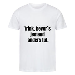 Das MarketPrint Premium Shirt "Jemand" ist ein weißes Unisex-T-Shirt aus weicher Bio-Baumwolle, das auf der Vorderseite den Slogan "Trink, bevor's jemand anders tut." in schwarzer Schrift trägt.
