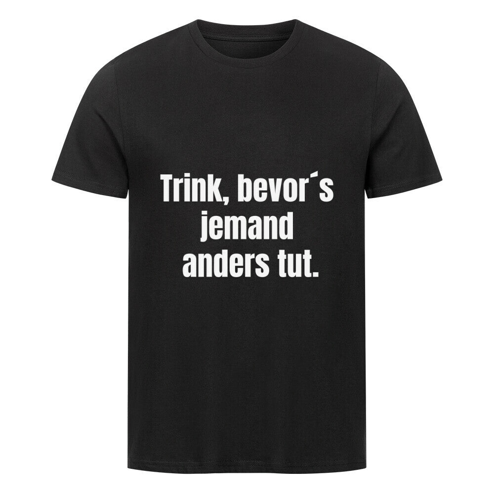 Das MarketPrint Premium Shirt "Jemand" ist ein schlichtes schwarzes Unisex-T-Shirt aus weichem Single-Jersey mit dem Schriftzug "Trink, bevors jemand anders tut." in weißer Schrift auf der Brust. Vor einem weißen Hintergrund.