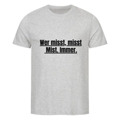 Das Premium Shirt "Messen" von MarketPrint ist ein unisex hellgraues Bio-Baumwolle T-Shirt mit fettem schwarzem Text: "Wer misst, misst Mist. Immer." Zentriert und unterstrichen auf der Vorderseite für einen angenehmen Tragekomfort.