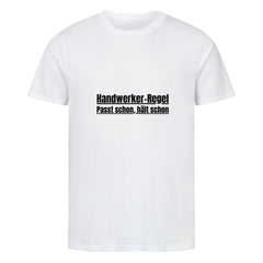 Das MarketPrint Premium Shirt "Regel" ist ein unifarbenes weißes Single-Jersey-T-Shirt mit dem fetten schwarzen Text "Handwerker-Regel Passt schon, hält schon" auf der Vorderseite. Unisex-Schnitt aus hochwertiger Bio-Baumwolle für optimalen Tragekomfort.