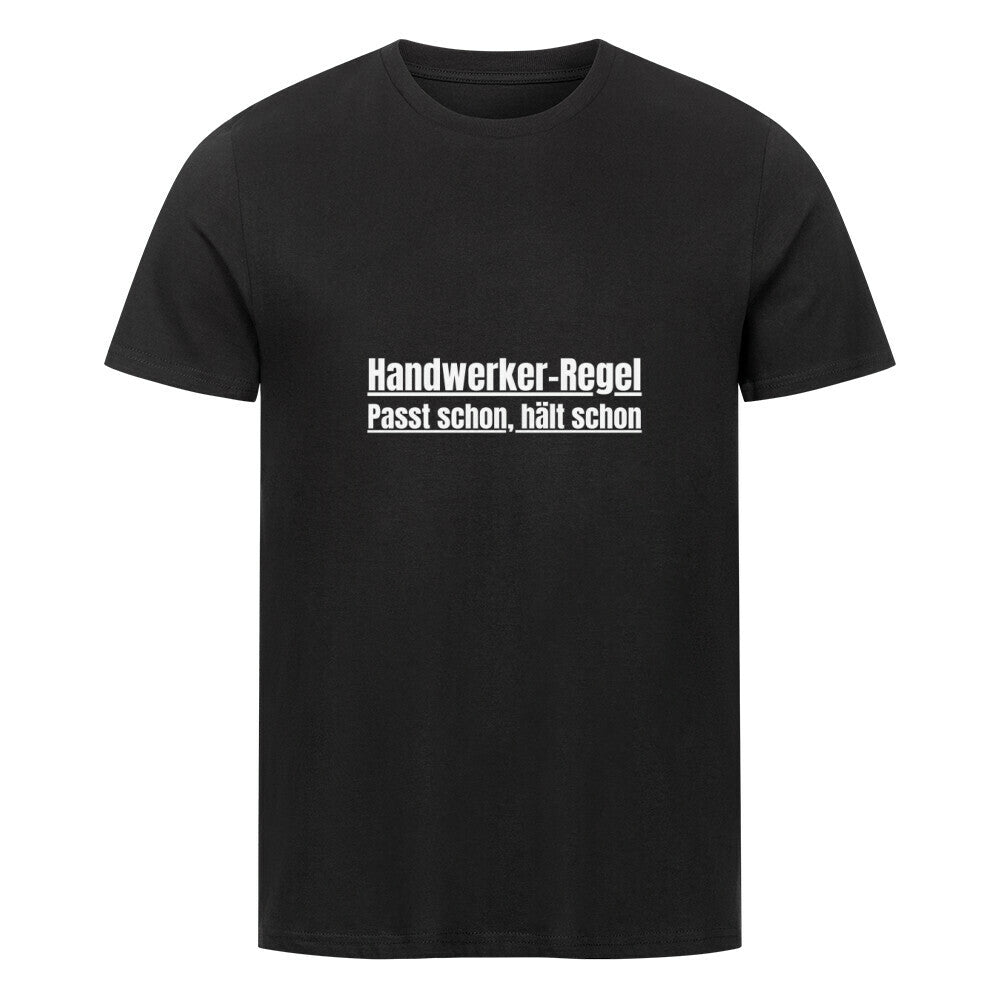 Das Premium Shirt "Regel" von MarketPrint ist ein schwarzes Unisex-Bio-Baumwollshirt mit weißem deutschen Text "Handwerker-Regel Passt schon, hält schon" auf der Vorderseite, präsentiert vor weißem Hintergrund.