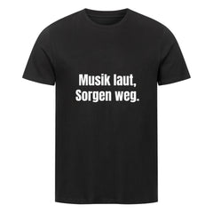 Das Premium Shirt "Sorgen" von MarketPrint ist ein Unisex-T-Shirt aus Bio-Baumwolle im Singlejersey, bedruckt vorn mit dem Spruch "Musik laut, Sorgen weg." in kräftigen weißen Buchstaben.