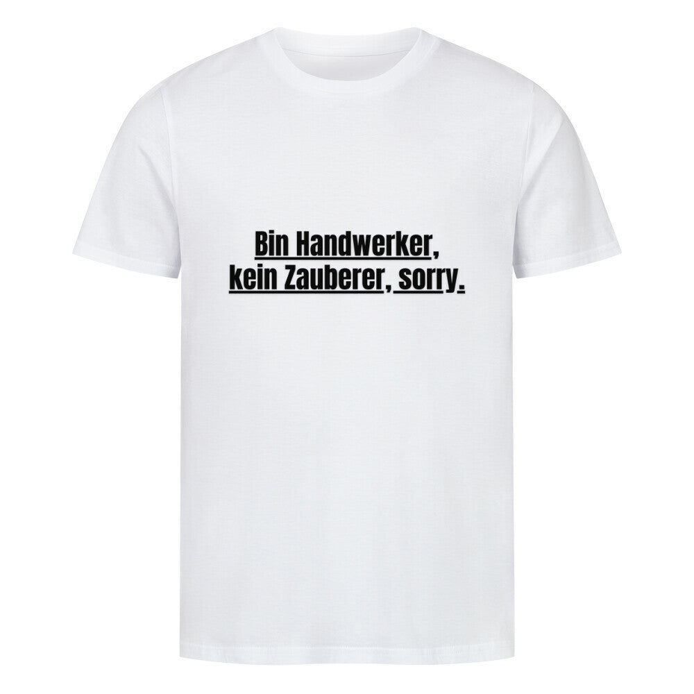 Das Premium Shirt "Zauberer" von MarketPrint ist ein unisex weißes Bio-Baumwollshirt mit deutschem Text: Bin Handwerker, kein Zauberer, sorry. Das Singlejersey-Shirt wird vor weißem Hintergrund gezeigt.