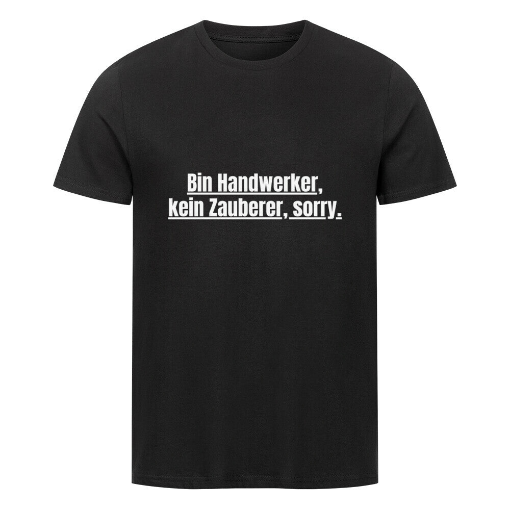 Das Premium Shirt "Zauberer" von MarketPrint ist ein schwarzes Unisex Singlejersey T-Shirt aus Bio-Baumwolle, mit weißem Text auf der Vorderseite: "Bin Handwerker, kein Zauberer, sorry." Dargestellt auf einem schlichten weißen Hintergrund.