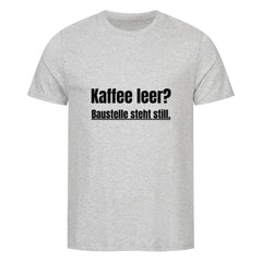 Das Premium Shirt "Steht Still" von MarketPrint ist ein hellgraues Unisex-T-Shirt aus weicher Bio-Baumwolle, mit dem Schriftzug "Kaffee leer? Baustelle steht still." in fetten schwarzen Buchstaben auf der Brust.