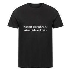 Das Premium Shirt "Rechnen" von MarketPrint ist ein schwarzes Unisex-Bio-Baumwollshirt mit weißem Text "Kannst du rechnen? aber nicht mit mir." Das angenehme Singlejersey-Material präsentiert sich vor weißem Hintergrund.