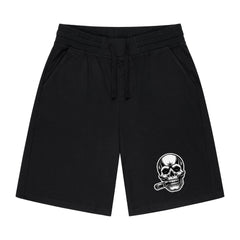 Die MarketPrint Shorts "Totenkopf-Zigarre" sind schwarze Herren-Shorts mit Kordelzug und Seitentaschen, die mit einer weißen Totenkopf-Grafik auf dem unteren linken Bein versehen sind - ideal für Workouts oder Freizeitkleidung.