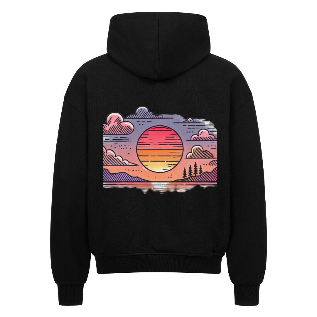 Der Oversized Zipper Hoodie "Sonnenuntergang" von MarketPrint ist ein schwarzer Premium-Kapuzenpulli mit einer Rückengrafik aus einer orange-lila Sonne, Wolken und Baumsilhouetten in einer Sonnenaufgangs-/Sonnenuntergangsszene. Hergestellt aus 100% Baumwolle für hohen Tragekomfort.