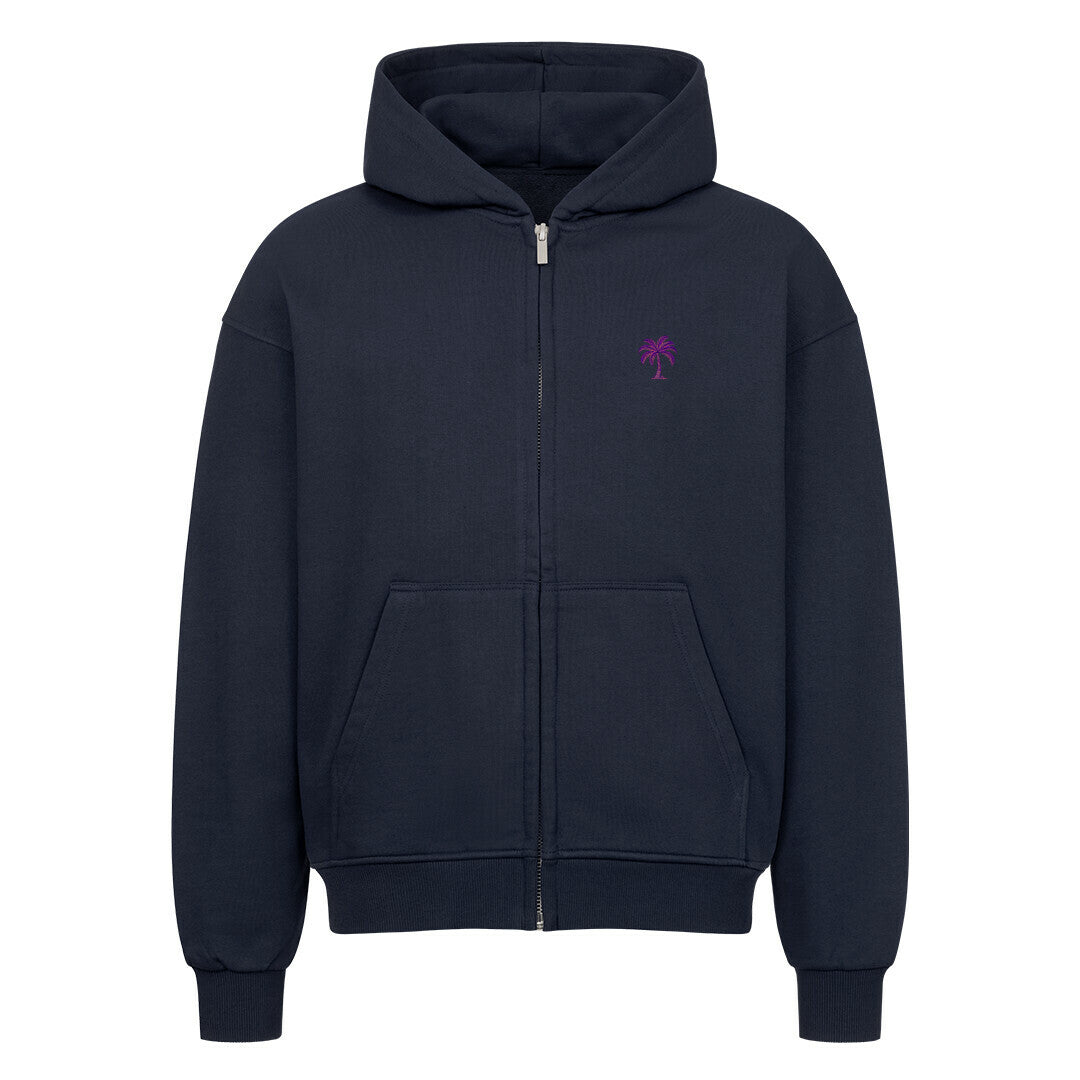Der Oversized Zipper Hoodie "Sonnenuntergang" von MarketPrint kommt in marineblau, mit kleinem lilafarbenem Palmenlogo, Beuteltasche vorne, Rippbündchen an Ärmeln und Saum, verstellbarer Kapuze, und ist aus 100% Baumwolle für hohen Tragekomfort.