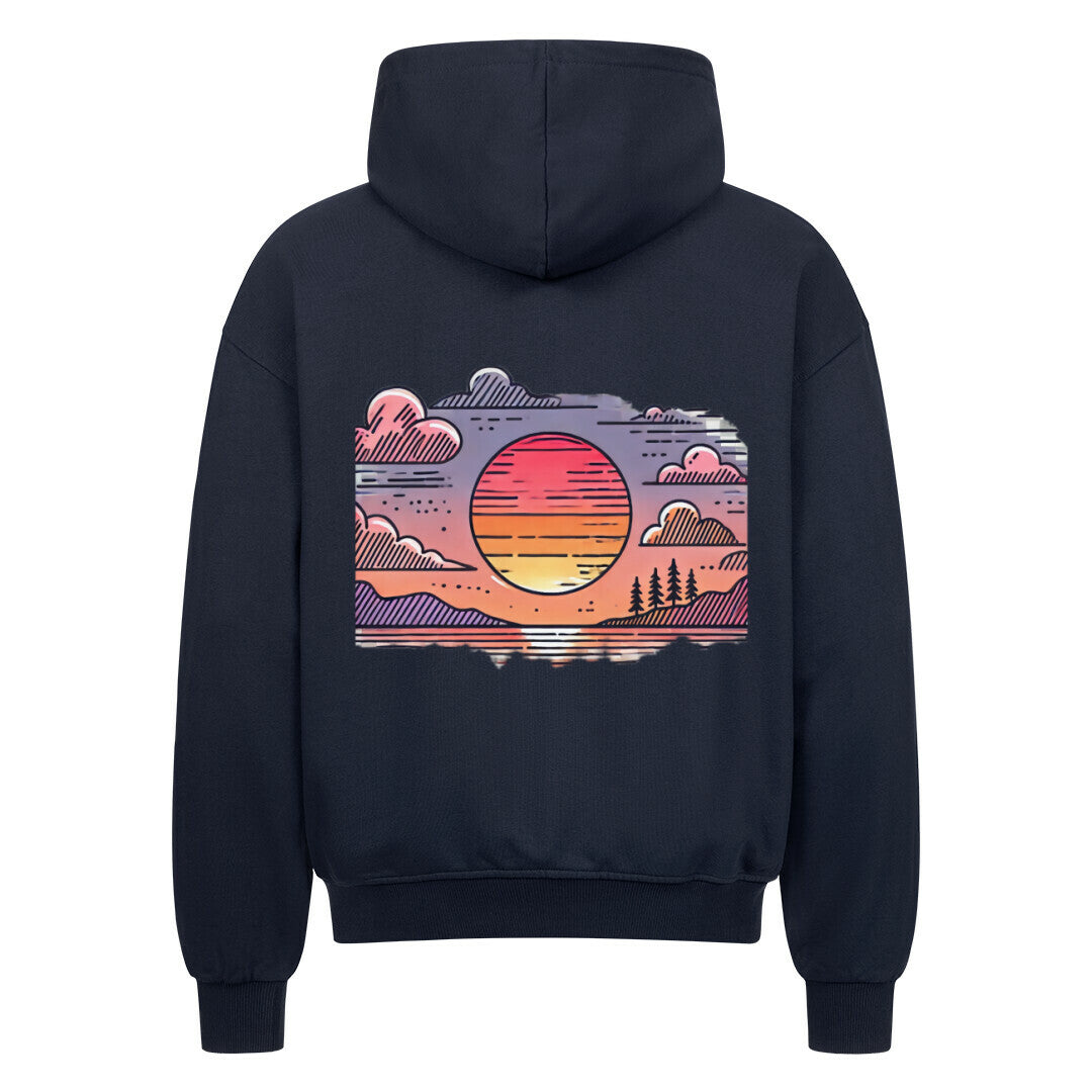 Der Oversized Zipper Hoodie "Sonnenuntergang" von MarketPrint ist ein schwarzer Premium-Kapuzenpullover mit einer lebendigen Rückengrafik, die einen stilisierten Sonnenuntergang, Wolken, Berge und zwei Bäume in einer malerischen Landschaft zeigt.