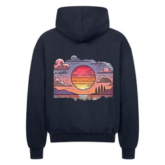 Der Oversized Zipper Hoodie "Sonnenuntergang" von MarketPrint ist ein schwarzer Premium-Kapuzenpullover mit einer lebendigen Rückengrafik, die einen stilisierten Sonnenuntergang, Wolken, Berge und zwei Bäume in einer malerischen Landschaft zeigt.