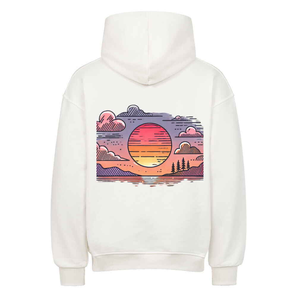 Der MarketPrint Oversized Hoodie "Sonnenuntergang" ist ein weißer Premium-Kapuzenpulli mit einer Rückengrafik eines Sonnenauf- oder -untergangs - mit einer großen Sonne, Wolken, Bergen und Bäumen in Rosa-, Lila- und Orangetönen.
