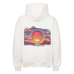 Der MarketPrint Oversized Hoodie "Sonnenuntergang" ist ein weißer Premium-Kapuzenpulli mit einer Rückengrafik eines Sonnenauf- oder -untergangs - mit einer großen Sonne, Wolken, Bergen und Bäumen in Rosa-, Lila- und Orangetönen.