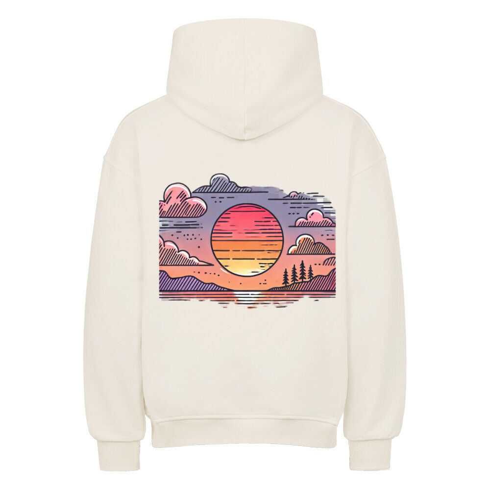 Der MarketPrint Oversized Hoodie "Sonnenuntergang" ist ein cremefarbener Premium-Kapuzenpulli in Oversized-Passform mit einer Rückengrafik eines stilisierten Sonnenuntergangs mit Wolken, Bäumen und Bergen in Pink, Orange und Lila.