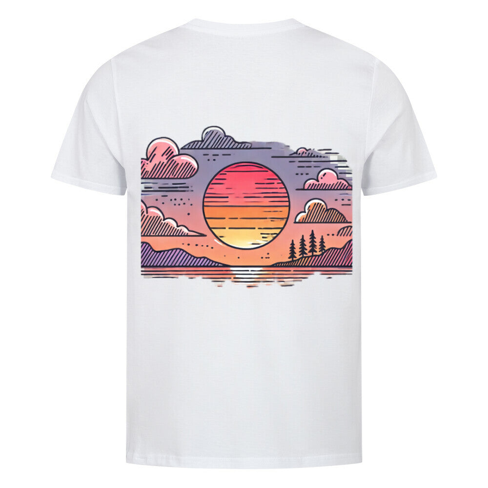 Das Premium Shirt "Palme-Sonnenuntergang" von MarketPrint ist ein weißes Unisex Bio-Baumwolle T-Shirt mit weichem Singlejersey Griff und einer farbenfrohen Rückengrafik von einem Sonnenuntergang, Wolken, Hügeln, drei Bäumen und einer großen Sonne.