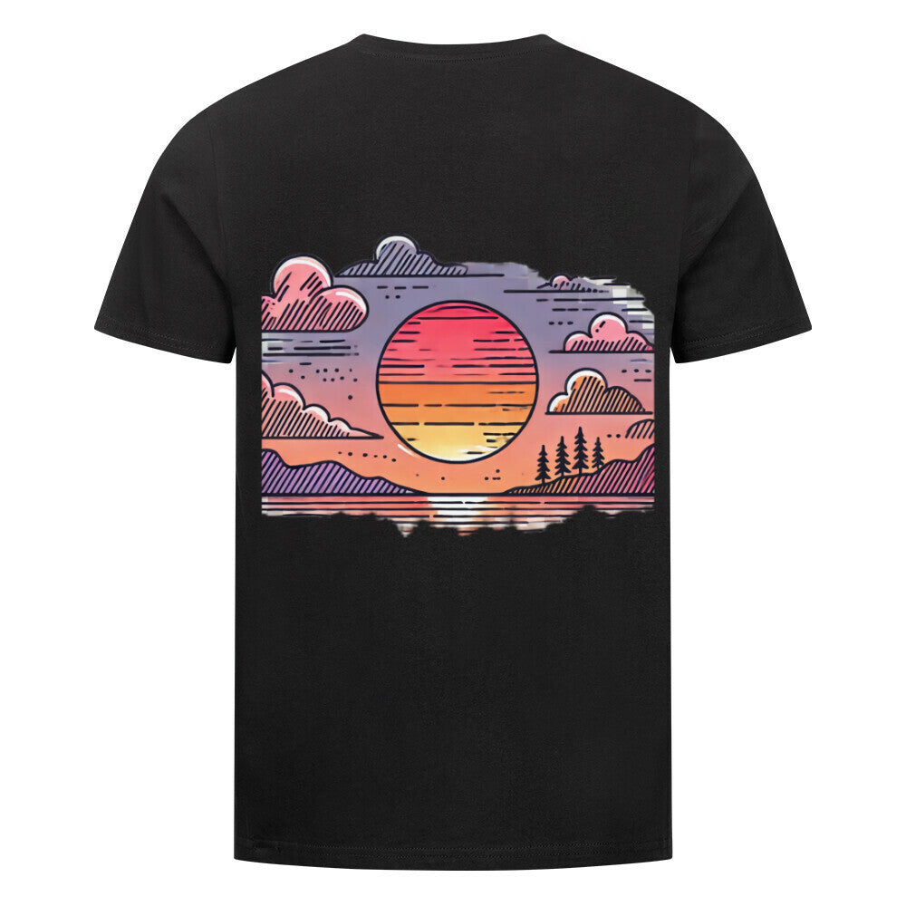 Das Premium-Shirt "Palme-Sonnenuntergang" von MarketPrint ist ein schwarzes Unisex-T-Shirt aus Bio-Baumwolle mit einer leuchtenden Sonnenuntergangsgrafik in Pink, Orange und Lila mit Sonne, Wolken, Bergen und Bäumen auf der Rückseite.