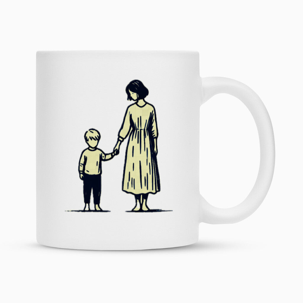Die Tasse "Mutter-Sohn" von MarketPrint ist eine weiße Keramiktasse mit Duraglaze-Beschichtung und zeigt die schlichte Illustration einer Frau im langen Kleid, die Hand in Hand mit einem Kind nebeneinander steht.