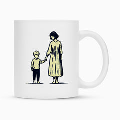 Die Tasse "Mutter-Sohn" von MarketPrint ist eine weiße Keramiktasse mit Duraglaze-Beschichtung und zeigt die schlichte Illustration einer Frau im langen Kleid, die Hand in Hand mit einem Kind nebeneinander steht.