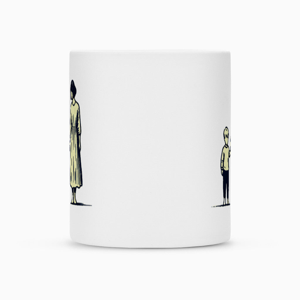 Die MarketPrint Tasse "Mutter-Sohn" ist eine weiße Keramiktasse mit einer minimalistischen Illustration einer stehenden Frau mit Kind, perfekt als Sublimationstasse für einzigartige, nachhaltige Designs.