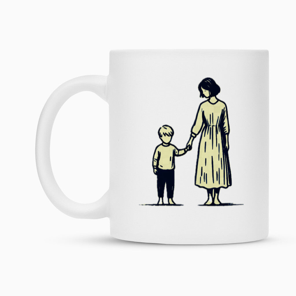 Die Tasse "Mutter-Sohn" von MarketPrint ist eine weiße Sublimationstasse mit Duraglaze-Beschichtung und einem schlichten Liniendesign: Eine Frau im langen Kleid hält ein Kind an der Hand.
