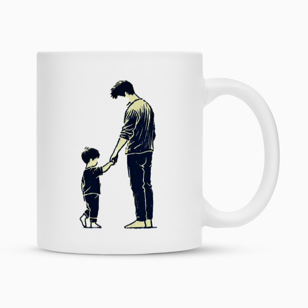Die MarketPrint Tasse "Vater-Sohn" ist eine weiße Keramiktasse mit Duraglaze-Beschichtung und einseitigem Motiv: Eine schlichte dunkle Zeichnung zeigt einen barfüßigen Erwachsenen und ein Kind, die sich an den Händen halten.