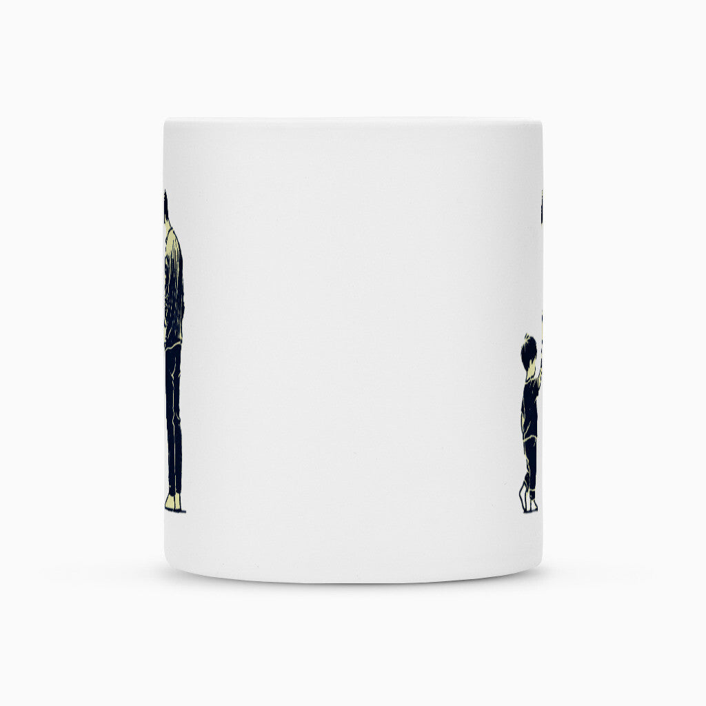Die MarketPrint Tasse "Vater-Sohn" ist eine weiße Keramiktasse mit Duraglaze-Beschichtung, die eine stehende Person links und eine kniende Person rechts zeigt; die Mitte dieser Sublimationstasse bleibt frei.