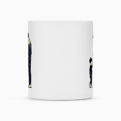 Die MarketPrint Tasse "Vater-Sohn" ist eine weiße Keramiktasse mit Duraglaze-Beschichtung, die eine stehende Person links und eine kniende Person rechts zeigt; die Mitte dieser Sublimationstasse bleibt frei.