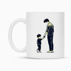 Die Tasse "Vater-Sohn" von MarketPrint ist eine weiße Keramiktasse mit einer minimalistischen, dunklen Illustration eines Erwachsenen und eines Kindes, die sich an den Händen halten und einander gegenüberstehen.