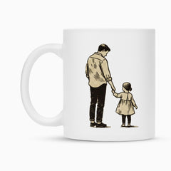 Die Tasse "Vater-Tochter" von MarketPrint ist eine weiße Keramiktasse mit Duraglaze-Beschichtung, die eine Illustration eines langärmlig gekleideten Vaters und seiner Tochter im Kleid zeigt - beide Händchen haltend von hinten.